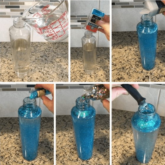 Fotos que muestran el proceso de verter agua, purpurina, pegamento y colorante para alimentos en una botella sensorial.